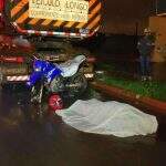 Motociclista morre ao bater na traseira de caminhão estacionado