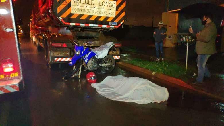 Motociclista morre ao bater na traseira de caminhão estacionado
