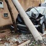 Motorista perde controle e bate carro em poste em Campo Grande