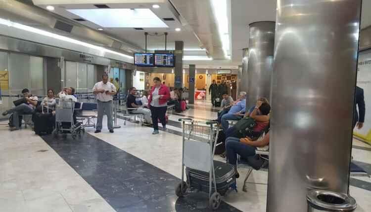 Empresa deve indenizar cliente em R$ 7 mil após overbooking e atraso de 4h em voo