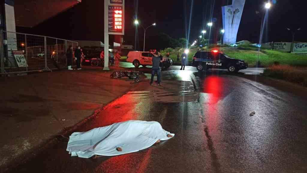 Motociclista morre ao ‘rampar’ monumento em Dourados