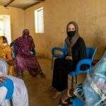Atriz Angelina Jolie visita refugiados do Mali em Burkina Faso