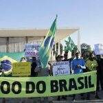 Após prisões, ‘300 do Brasil’ solta fogos de artifício em frente à PF