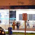 Em Corumbá, pessoas passam noite em fila para sacar auxílio emergencial de R$ 600