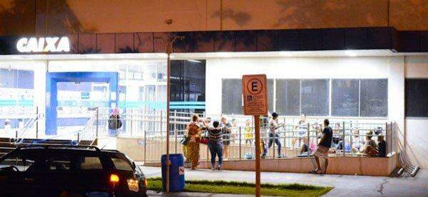 Em Corumbá, pessoas passam noite em fila para sacar auxílio emergencial de R$ 600