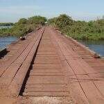 Incêndio atinge ponte de madeira na Estrada Parque no Pantanal