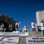 Profissionais da saúde fazem atos pelo Brasil para homenagear vítimas da covid-19