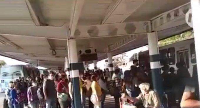 VÍDEO: falta de ônibus gera longas filas e aglomeração em terminal de Campo Grande