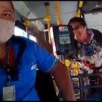 Sem máscara nem paciência, passageira agride cobrador de ônibus no DF