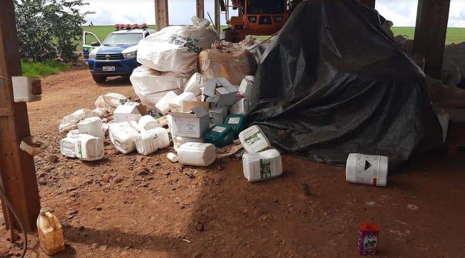 Polícia autua infrator em R$ 3 mil por disposição inadequada de embalagens de agrotóxicos