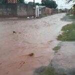 VÍDEO: Mesmo chuva rápida faz rua virar ‘rio de lama’ em bairro de Campo Grande