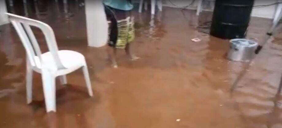 VíDEO: Chuva causa alagamentos em vários pontos de Campo Grande