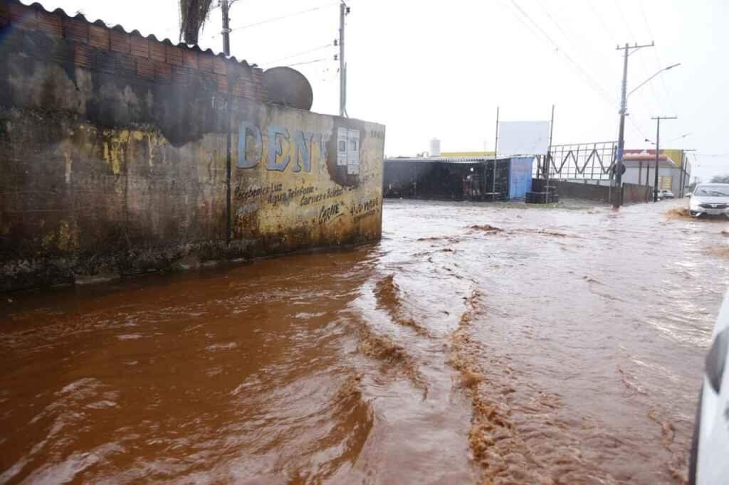 Rua da Divisão ficou irreconhecível com alagamento (Leonardo de França