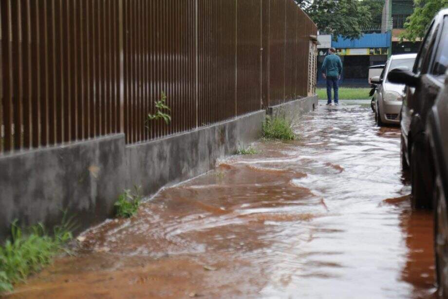 VÍDEO: Chuva de poucos minutos alaga ruas de bairros e do Centro de Campo Grande