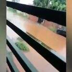 VÍDEO: Temporal deixa rua no jardim Carioca alagada após chuva de menos de 20 minutos