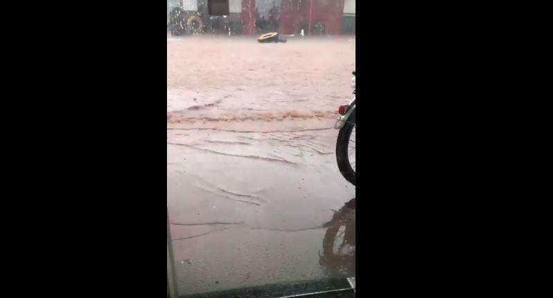 VÍDEO: Em poucos minutos, chuva faz avenida alagar no Aero Rancho
