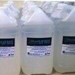 Laboratório da UFMS entrega doação de 600 litros de álcool em gel