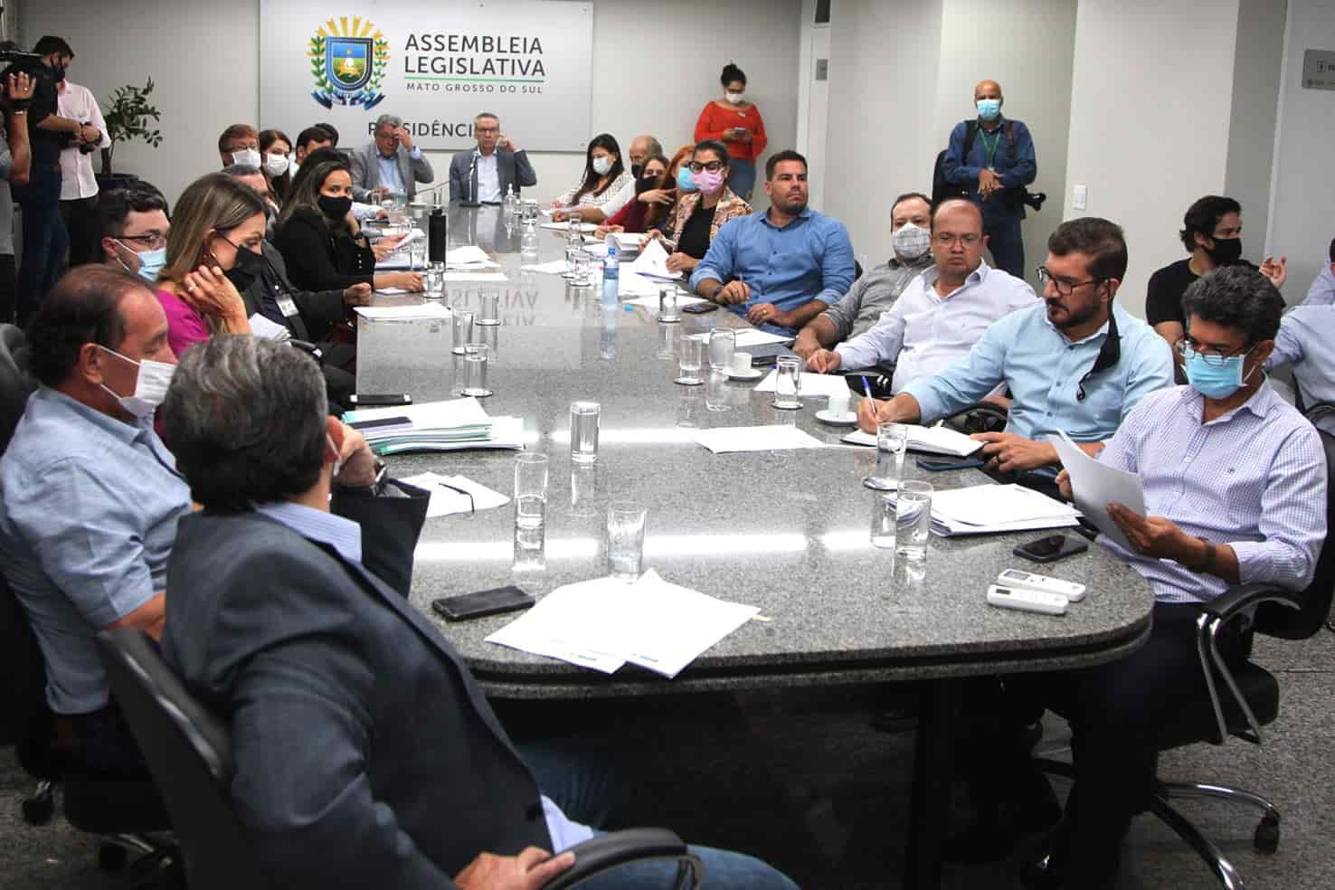 Deputados reunidos na tarde desta quarta-feira (17)