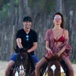 Alessandra Ambrosio e namorado passeiam a cavalo por praia na Bahia