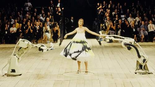 Último vestido apresentado na performance final do desfile Nº.13 do estilista Alexander McQueen (1999) será tema da Oficina "Roupa Musealizada”