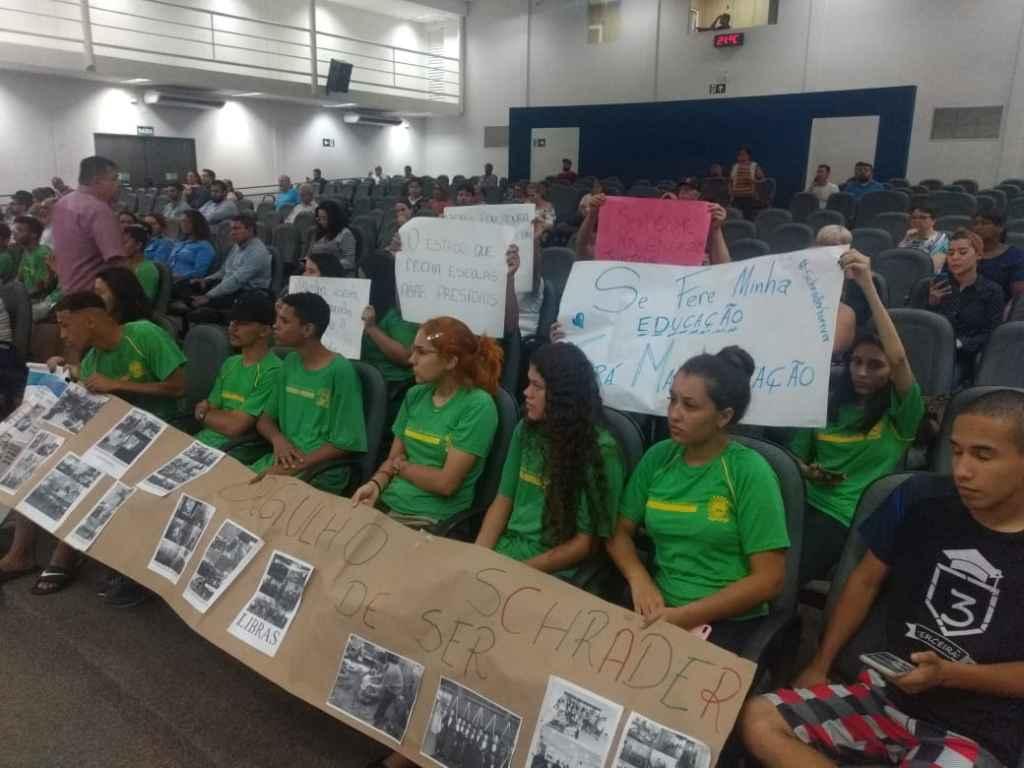 Alunos e professores protestam na Câmara contra fechamento de escolas estaduais por Reinaldo