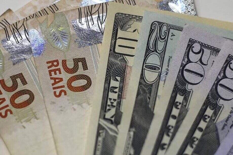 Dólar sobe e encosta em R$3,60, maior nível em dois anos, com cena externa