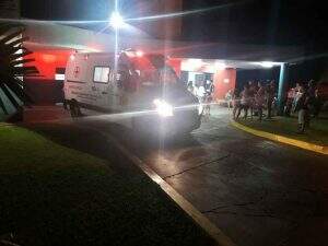 Ambulância que levou vítima ao hospital de Dourados (Foto Olimar Gamarra)