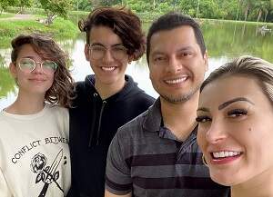 Andressa Urach posta foco com marido Thiago Lopes e família