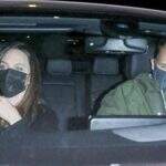 Angelina Jolie é vista com o ex-marido Jonny Lee Miller após jantar