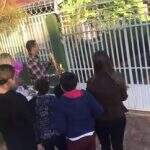 Vídeo: sem poder abraçar avó, família organiza festa de aniversário pelo portão de casa de idosa