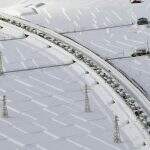 Motoristas ficam presos durante nevasca no Japão e recebem suprimentos e cobertores