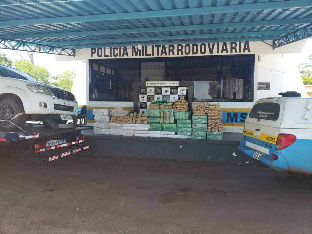 Hilux com 1,2 tonelada de maconha fura pneu e motorista abandona carga