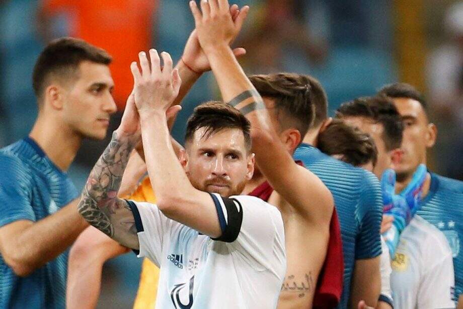 Lionel Messi aplaude a torcida após o final do jogo e a classificação (Foto: Reuters/Diego Vara/Direitos Reservados)