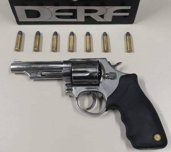 Preso com revólver de guarda municipal diz que comprou a arma por R$ 3 mil