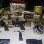 Trio é detido com quatro armas, munições e 15 quilos de drogas em ‘corre’ do tráfico