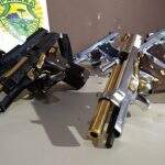 Paraguaias são presas com pistolas banhadas a ouro com iniciais da facção Comando Vermelho