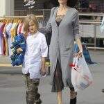 De vestido camisola , Angelina Jolie vai às compras em Los Angeles