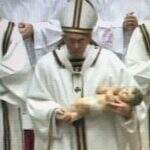Após celebrar a Missa do Galo, Papa Francisco caminha com o Menino Jesus nos braços