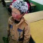 Garoto chinês chega à escola com cabelos congelados pelo frio e foto viraliza