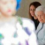 Rainha Elizabeth II assiste desfile na London Fashion Week