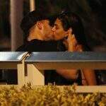 Parece até filme, Nick Jonas beija morena após queda de bicicleta