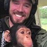 Bebê chimpanzé é resgatado de caçadores