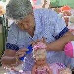 Claudette, a vovó paulista de 75 anos que reconstrói bonecas velhas e jogadas no lixo para doar às crianças de baixa renda