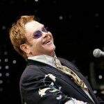 Elton John completa 71 anos e diz : “Não quero sair de cena como um gemido, quero sair como um estrondo.”