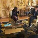 O cachorro do presidente da França fez xixi durante uma reunião.