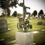 Pai cria memorial emocionante para seu filho em cemitério