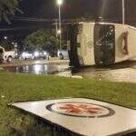 Ambulância do Exército tomba em acidente com picape em Campo Grande