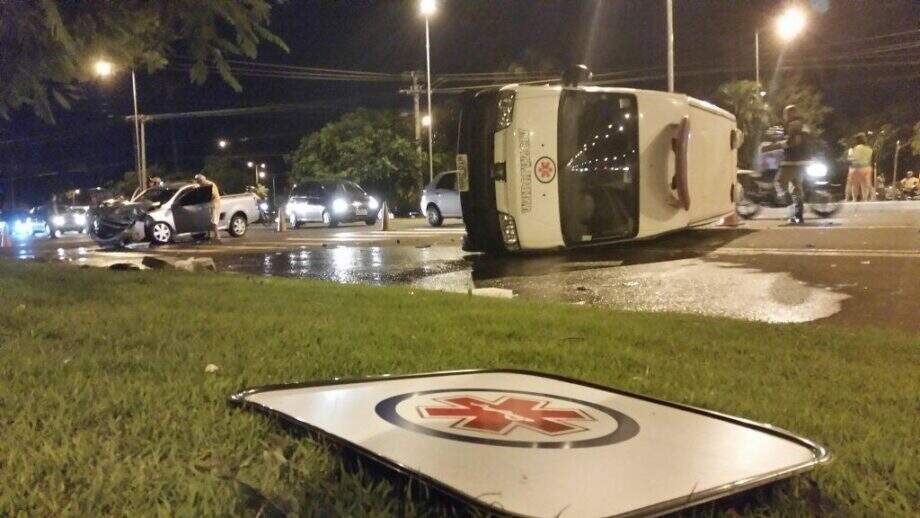 Ambulância do Exército tomba em acidente com picape em Campo Grande