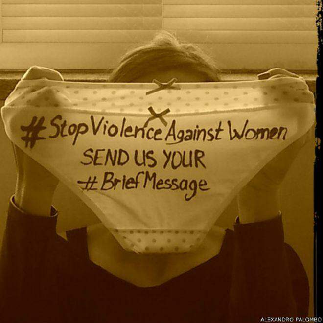 Com mensagens escritas em calcinhas, mulheres fazem campanha contra machismo e violência