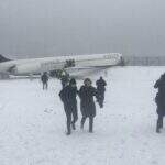 Avião derrapa e bate em cerca após pouso em aeroporto de Nova York